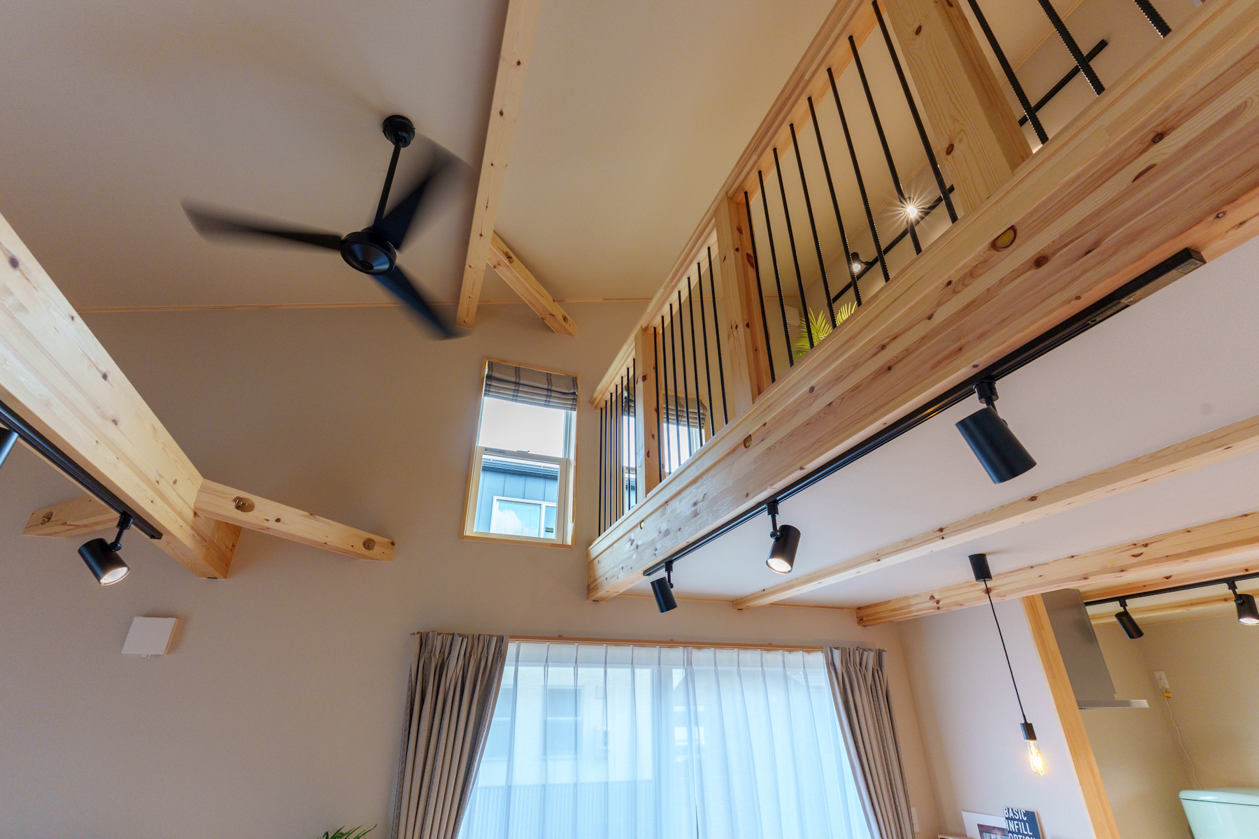 自然光で明るい室内を実現する高窓