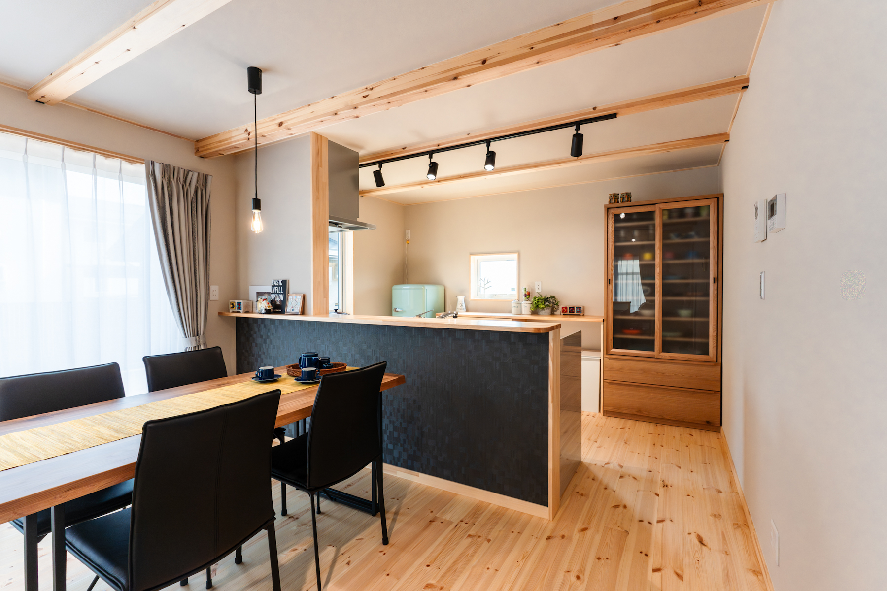 おもてなしと家族との会話を両立させる対面キッチン