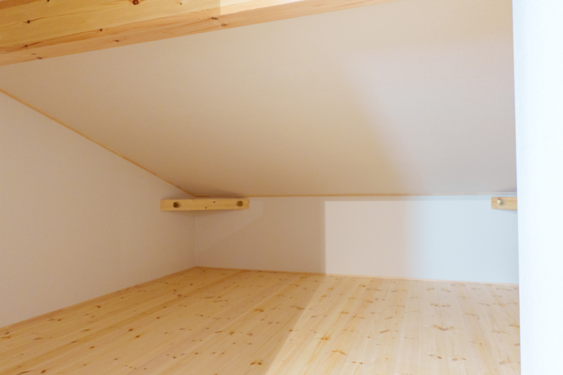 季節ものや思い出品もすっきり収納できる小屋裏収納