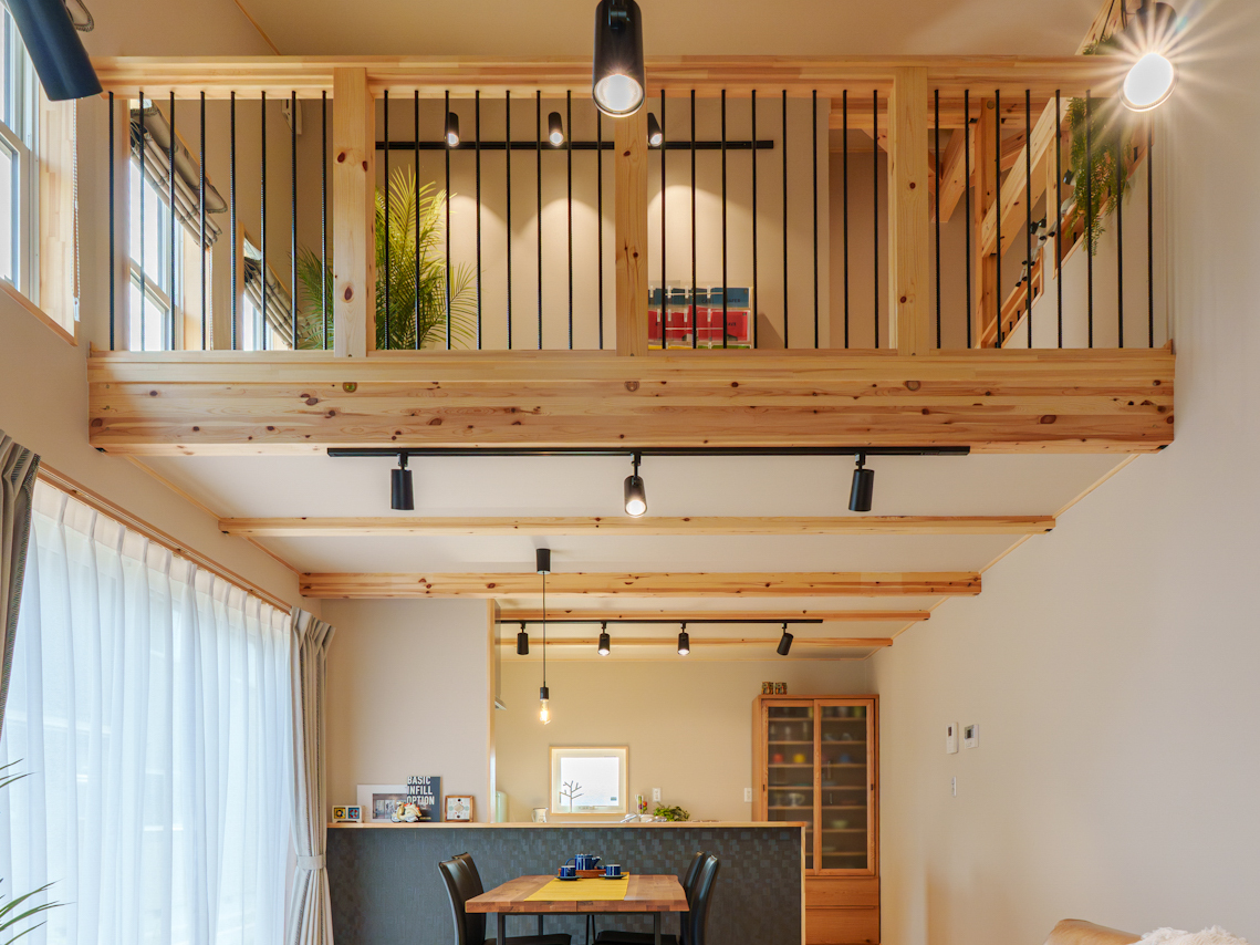 吹き抜けを美しく魅せるアイアン×木