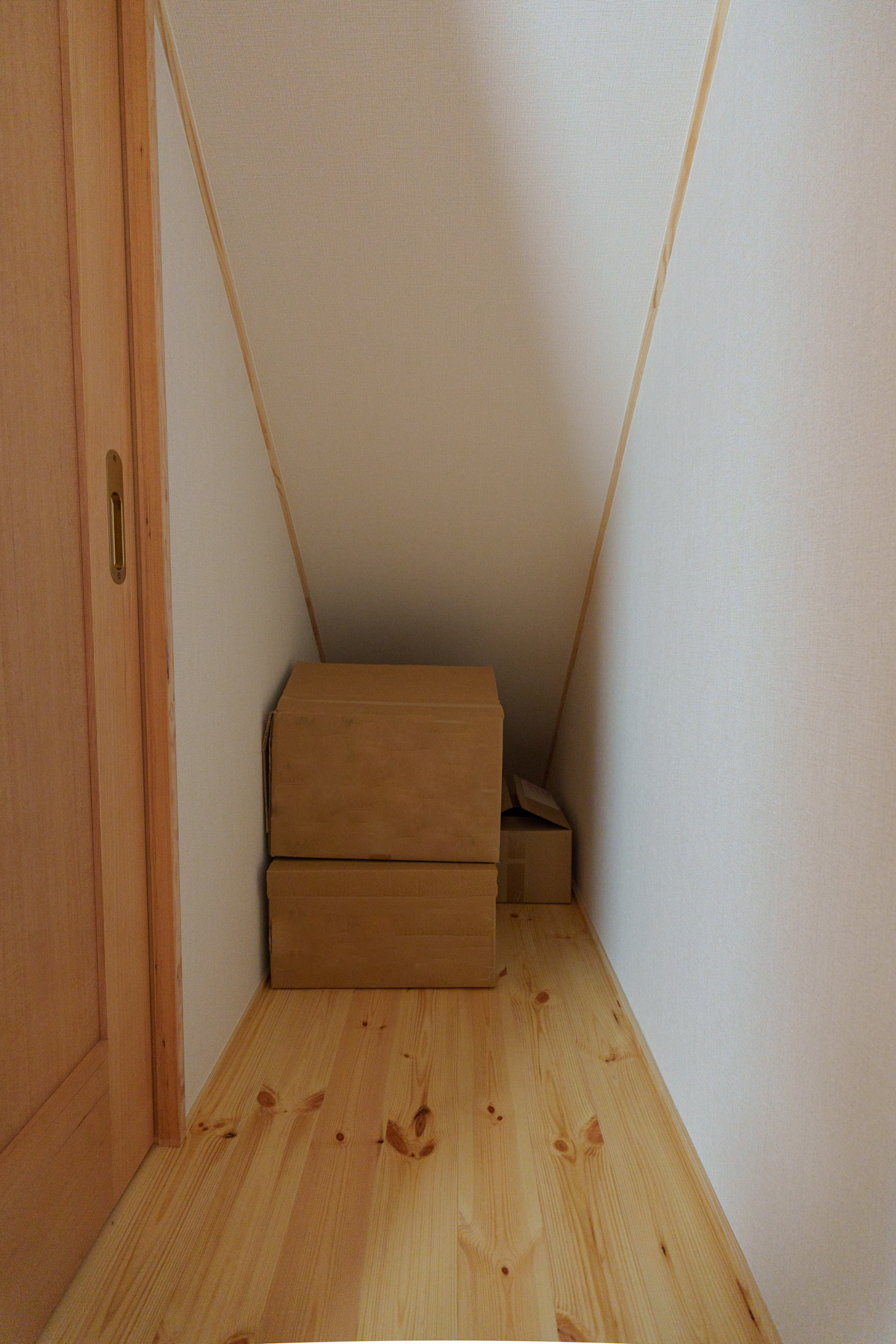 デッドスペースを有効活用!階段下収納でお部屋スッキリ