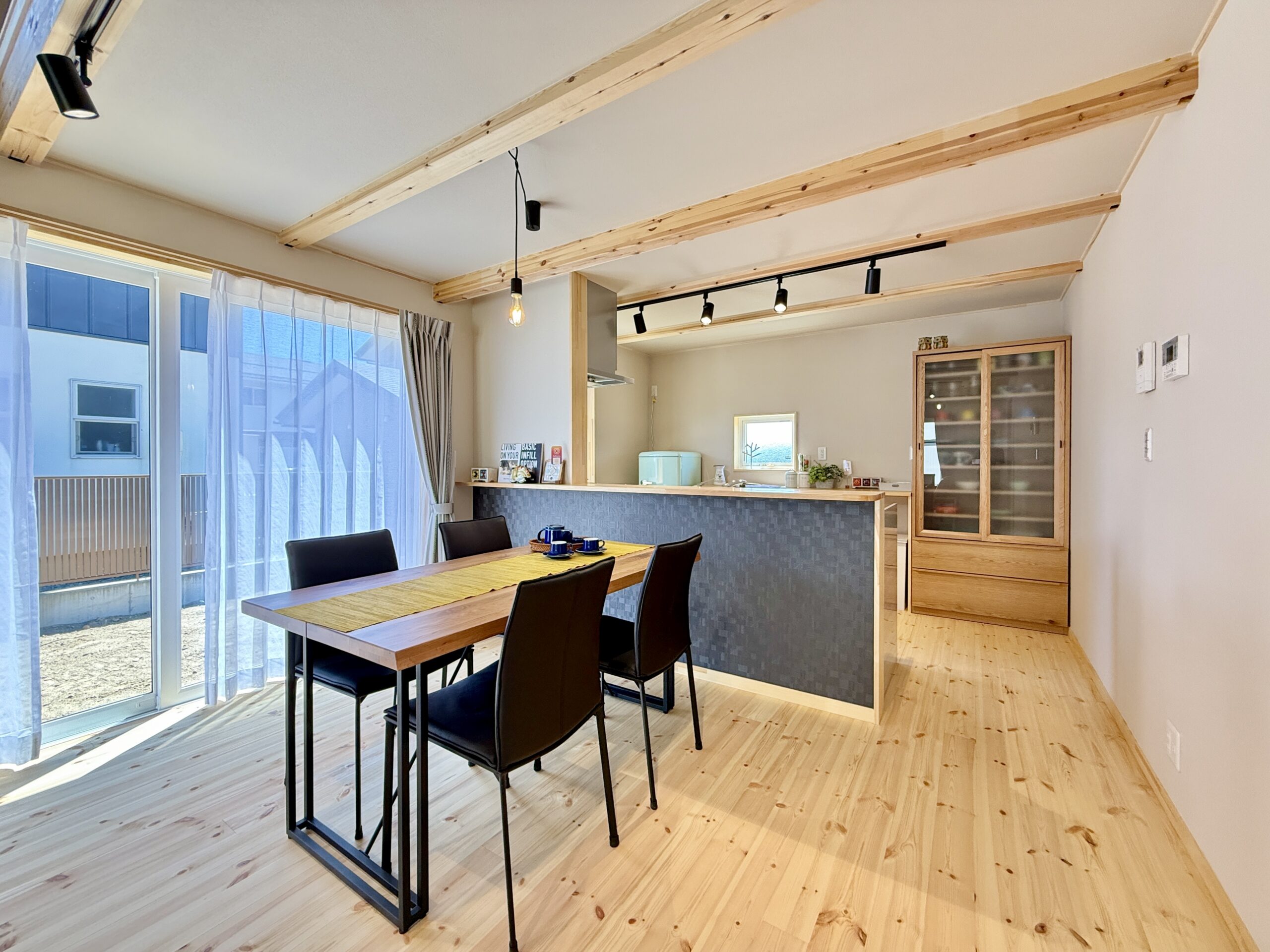 光とともに表情を変える上品なアクセントクロス